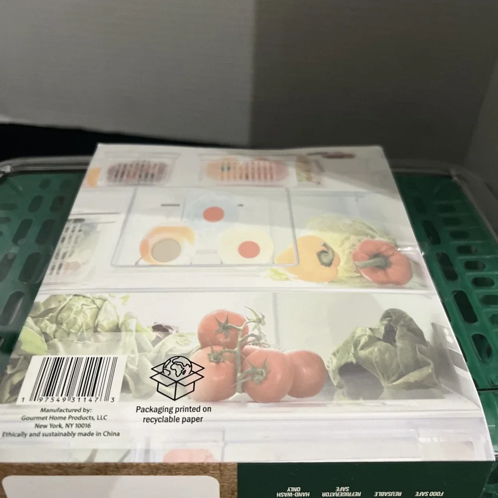 NEW. Produce Crisper Container Removable Basket Adjustable Air Vent Clear 3.8qt